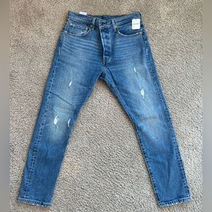 Levi's Distressed Cropped Jeans in Classic Blue